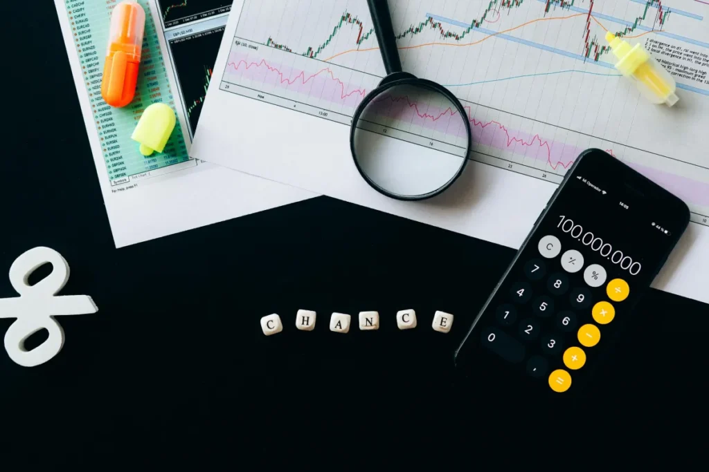 Analisis tren keuangan menggunakan grafik, kalkulator, dan alat data di atas meja kerja